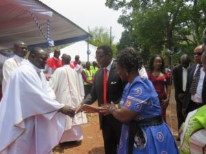 Chakwera presenting his gift to the Rector