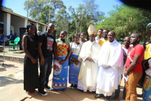 Newly-elected-office-bearers-poses-with-Bishop-Musikuwa-pix-by-Prince-Henderson