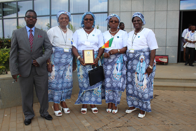 Prince-Henderson-poses-with-Cameroonian-Women-who-were-part-of-the-conference