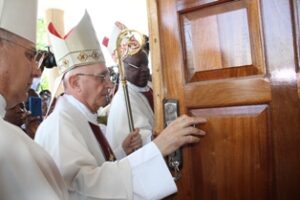 cardinal-filoni-official-opens-the-doors-of-the-cathedral