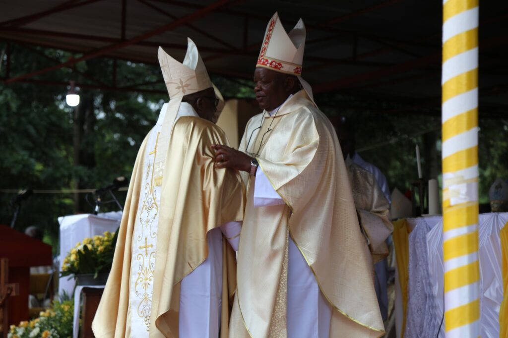 Bishop Mtumbuka congratulates the new bishop